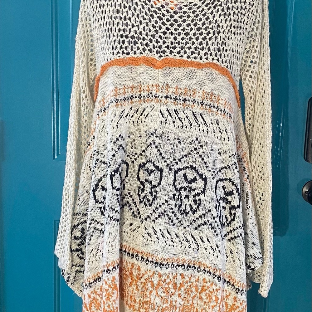 Cream V-Neck Sweater with Zigzag Pattern and Loose Fit